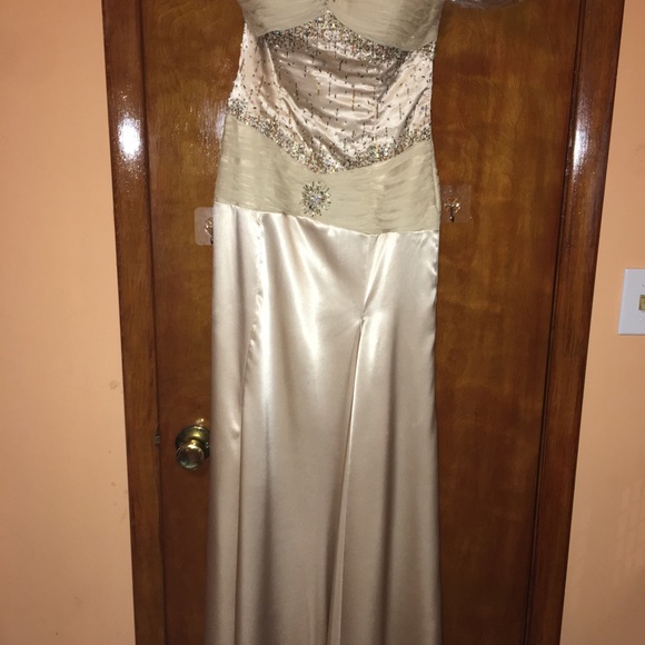 Alyce Design Aline strapless nude gown. SZ. 4 - Picture 3 of 10